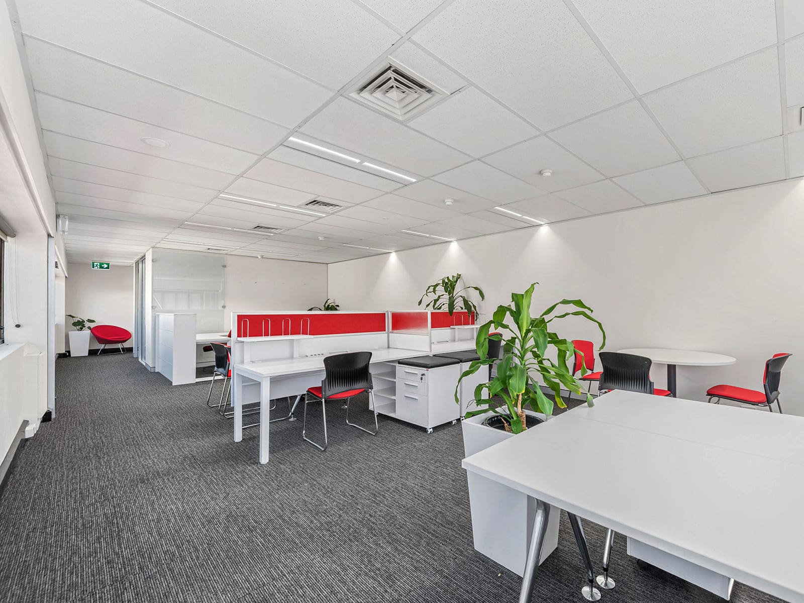 Open plan workstations in Level 4, Suite 4